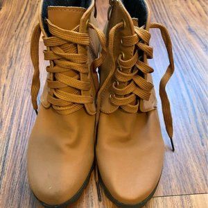 Women's heeled brown boots